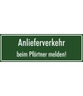 Schilder "Anlieferverkehr beim Pförtner melden" (grün)