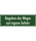 Schilder 'Begehen des Weges auf eigene Gefahr' (grün)